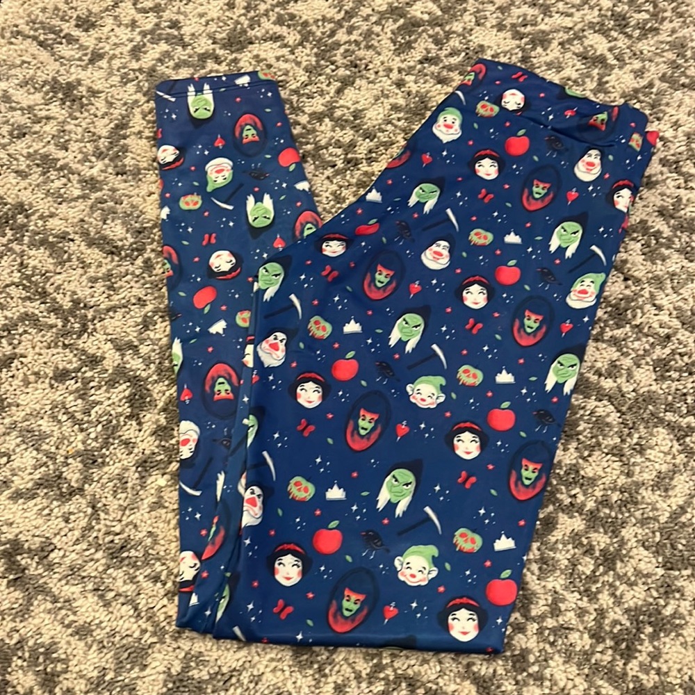 Teefury Snow White icons leggings